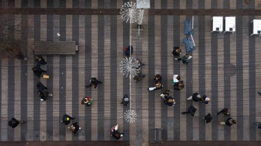 Noel zamanı alışverişe gitmek için şehrin sokaklarında yürüyen insanların yüzüncü resmi. konsept alışveriş
