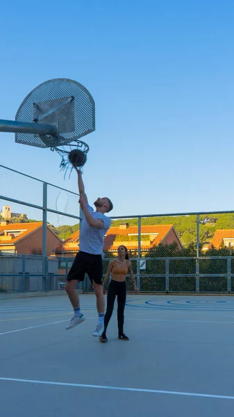 Basketbol Oynayan Iki Arkadaş — Stok fotoğraf