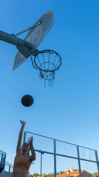 Gyönyörű Lány Javítja Kosárlabda Bejárat — Stock Fotó