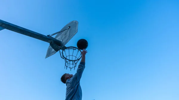 Takım Arkadaşı Basket Atmak Için Basket Atıyor — Stok fotoğraf