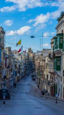 Güzel bir bahar öğleden sonrasında Valletta şehrinin tipik sokaklarından biri. Konsept Tatil