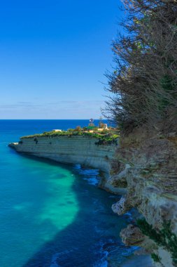 Malta 'daki Aziz Peter havuzu yakınlarında güzel bir uçurum ve kristal berrak su. Tatil kavramı