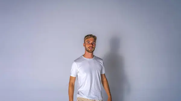 Jovem Homem Loiro Bonito Shirt Casual Fundo Branco Isolado Olhando — Fotografia de Stock