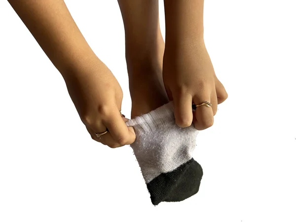 Elleri olan kadın ayakları, beyaz üzerinde izole edilmiş.