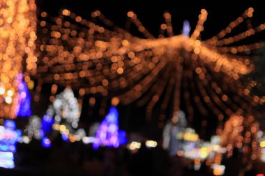 Ploiesti 'nin merkezinde Noel ışıkları yandı. Renklerin büyüsü, turuncu ve mavi ışıklar - efekt bokeh.