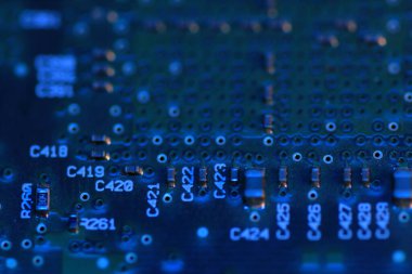 Devrede direnişçiler var, geçmişi bulanık. Bilgisayar teknolojisini kapat