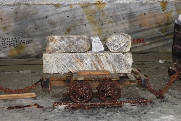Romanya 'nın Slanic Prahova kentindeki kamu tuz madeninde eski maden vagonları.