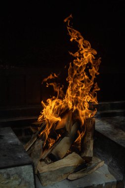 Barbekü ya da şömine ateşi başlangıcında yanan odun parçaları.