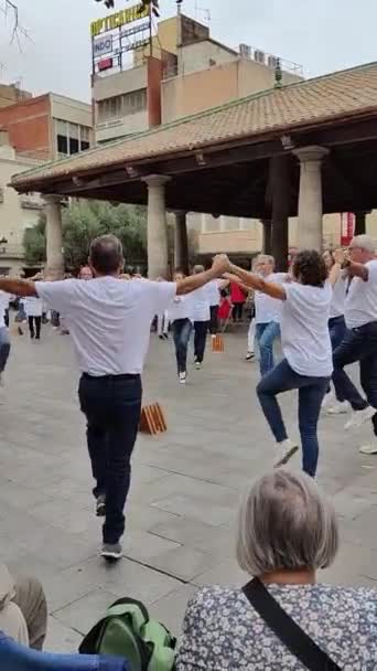 グラノラーズ カタルーニャ州 2022 2022 グラノラーズのポーチ広場で踊るグラノラーズ グループの映像を背景に観客とオーケストラが音楽を演奏する — ストック動画