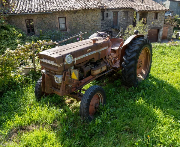 Gyönyörűen Megvilágított Felújított Antik Traktor Parkol Egy Vidéki Területen Zöld — Stock Fotó