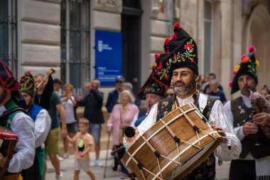 Davulcusu, Ağustos Pilgrim Festivali 'nde eski Pontevedra kasabasında geçit töreninde bir folklorik grupta davul çalıyor..