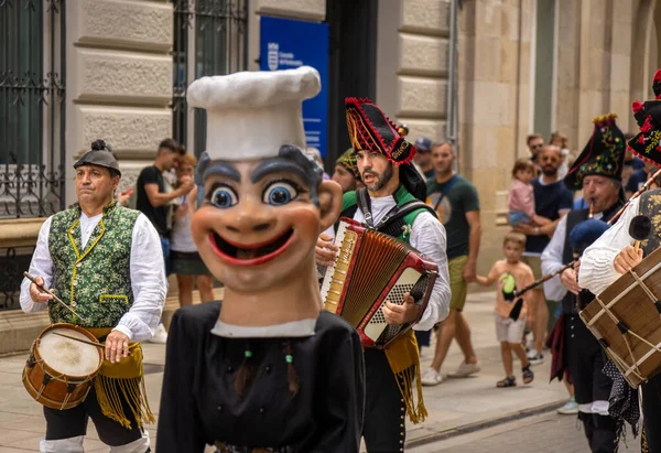 在朝圣庆典中 大头像和巨人在庞特韦拉大街上跳舞 一个市政乐队演奏风笛和鼓 — 图库照片