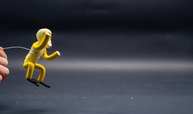 Sıçrama hareketini durdur. Atlıyorum. Adamın eli alüminyum bir telle havada asılı duran sarı modelleme macunuyla yapılmış bir figür. Animasyonun 12 ilkesi.