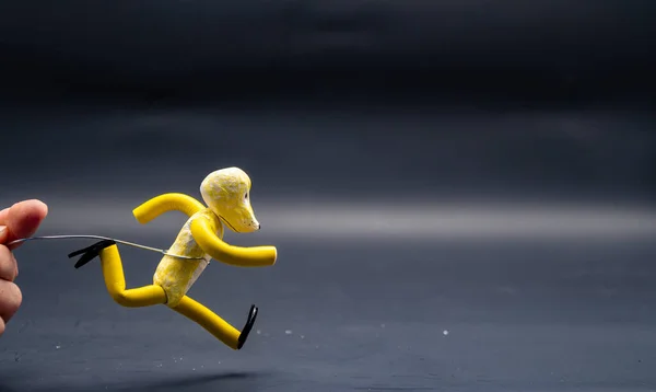 跑动的过程 长跑大步 人的手用铝丝握住了一个用模型糊制的人物形象 动画的12个原则 — 图库照片