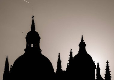 Gün batımında Segovia katedralinin silueti çatılarda güvercinlerle