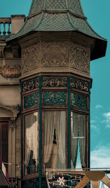 Granollerların balkon ve modernist penceresi Granollers 'da güzel işlemeli perdesi olan bir evde