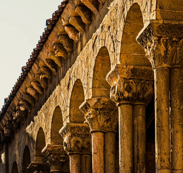 Dettaglio Degli Archi Della Chiesa San Martin Segovia Con Luce — Foto Stock