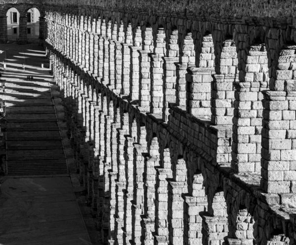 Segovia Kemerlerinin Merdivenlerdeki Insanların Yok Olma Noktalarına Sahip Bir Perspektiften — Stok fotoğraf