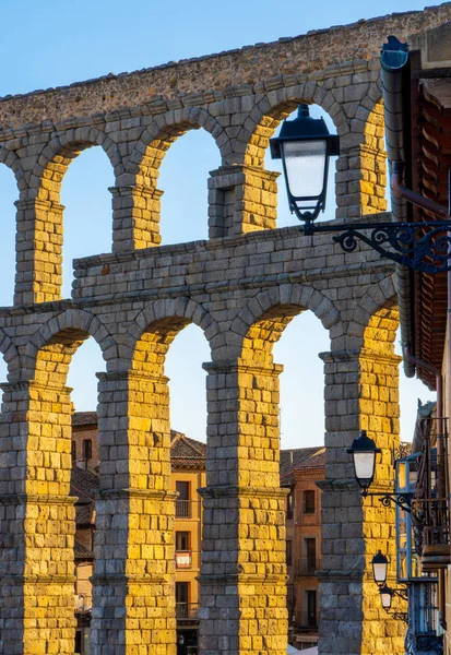 Bogen Van Het Segovia Aquaduct Verlicht Door Het Avondzonlicht Straatlantaarns — Stockfoto