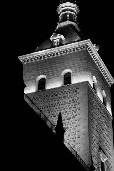 Monumento Histórico Românico Fotografado Noite Com Silhueta Parede Cerca Ferro — Fotografia de Stock