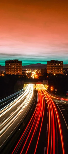 Вертикальная Фотография Мобильных Телефонов Rays Lights Замедленном Движении Автомобилей Едущих — стоковое фото