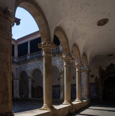 Ortaçağ kemerlerini süsleyin ve manastır ve mavi azulejo panellerinin arkasında Santa Marta de la asuncion katedralinin duvarlarını kaplayan viseu, Portekiz