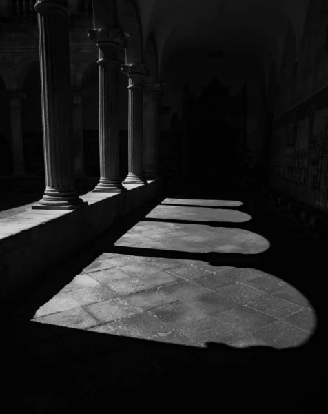 Verzierte Mittelalterliche Bögen Die Ihren Eigenen Schatten Und Ihre Eigene — Stockfoto