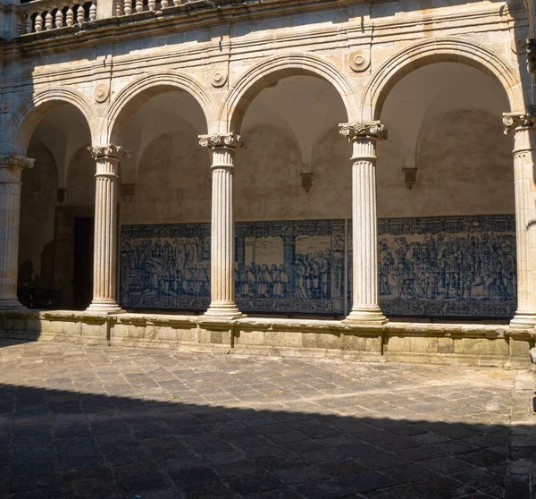 Arcos Ornamentados Medievais Painéis Azulejos Azuis Que Cobrem Paredes Claustro — Fotografia de Stock
