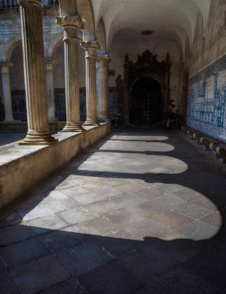 Ornate Archi Medievali Che Generano Propria Ombra Silhouette Dietro Chiostro — Foto Stock