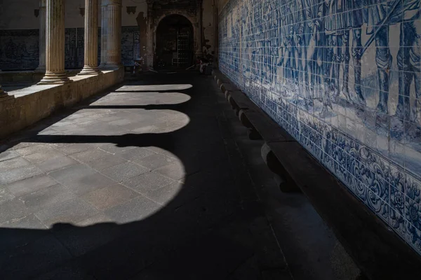 Verzierte Mittelalterliche Bögen Die Ihren Eigenen Schatten Und Ihre Eigene — Stockfoto