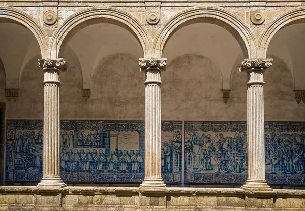 Mittelalterlich Verzierte Bögen Und Hinter Den Blauen Fliesenpaneelen Die Die — Stockfoto
