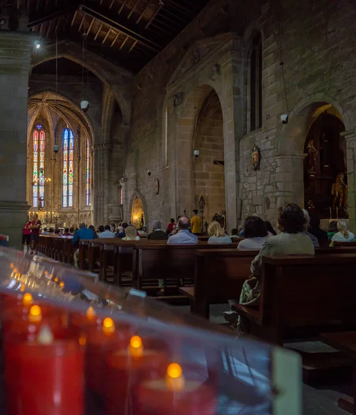 Прихожане Молятся Алтарем Фоне Успенского Собора Святой Марии Визеу Португалия — стоковое фото
