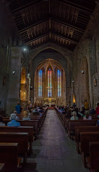 Прихожане Молятся Алтарем Фоне Успенского Собора Святой Марии Визеу Португалия — стоковое фото