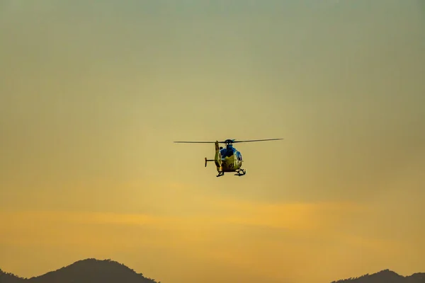 Noodhelikopter Brandweerlieden Met Laatste Uren Van Zonsondergang — Stockfoto