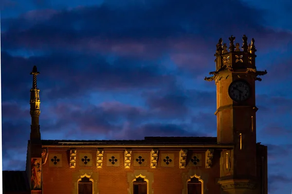 Модернистическое Здание Ратуши Гранольерс Освещенное Цветными Огнями Бордовым Голубым Небом — стоковое фото
