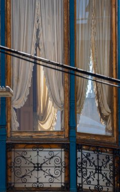 Granollerların balkon ve modernist penceresi Granollers 'da güzel işlemeli perdesi olan bir evde