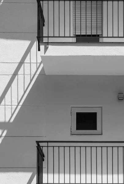 Λευκή Πρόσοψη Επίπεδου Κτιρίου Μινιμαλιστικό Σχεδιασμό Και Μικρά Παράθυρα Σκιά — Φωτογραφία Αρχείου