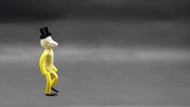 Hareketsiz Yürüyen Plastikle Yapılan Figür Animasyonun Iki Prensibini Karşılıyor Şapka — Stok video