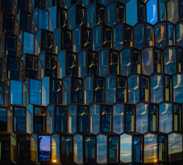Деталь Авангардного Архитектурного Сооружения Фасада Окон Стеклянных Дверей Концертного Здания — стоковое фото