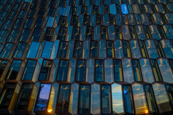 아방가르드 구조의 콘서트 빌딩의 유리문의 그리고 컨퍼런스 센터의 유리문은 햇살에 — 스톡 사진