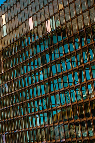 아방가르드 구조의 콘서트 빌딩의 유리문의 그리고 컨퍼런스 센터의 유리문은 햇살에 — 스톡 사진