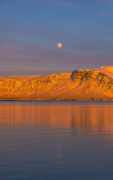 Pôr Sol Cidade Reykjavik Passeio Marítimo Mostrando Lua Cheia Ilhas — Fotografia de Stock