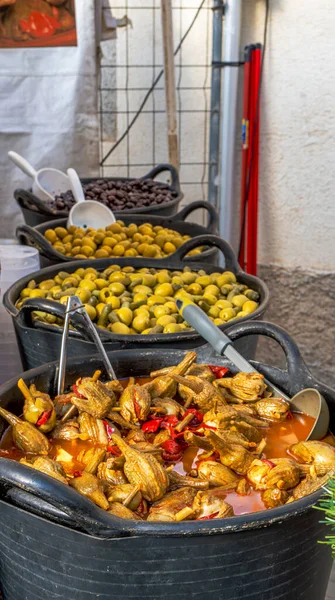 在传统的乡村街道街市的食品摊位上 广泛挑选腌制的杏仁橄榄和茄子 每个菜篮里都有勺子 — 图库照片