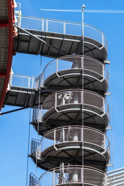 Escalier Circulaire Fer Pour Évacuation Incendie Extérieur Une Clôture Métallique — Photo