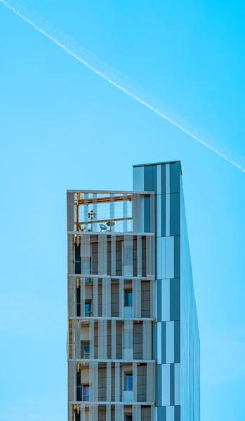 Fachada Estructura Edificio Moderno Vanguardista Minimalista Cubierto Grandes Cristales Azules — Foto de Stock