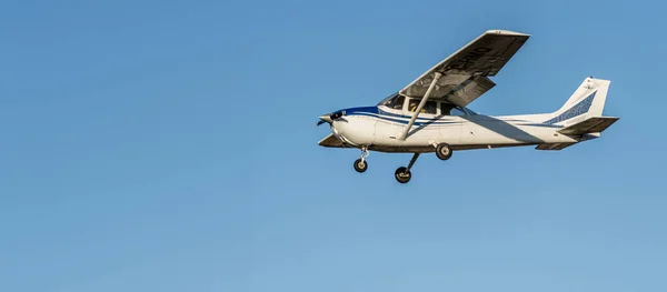 Små Vita Plan Med Blå Ränder Cessna Propeller Flyger Från — Stockfoto