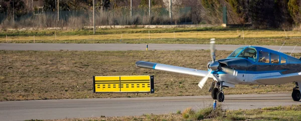 Blauw Vliegtuig Met Één Propeller Dat Voor Het Opstijgen Lege — Stockfoto