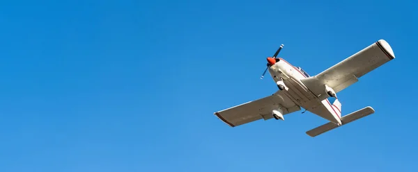Liten Vit Cessna Enda Propeller Plan Flyger Klarblå Himmel Manövrering — Stockfoto