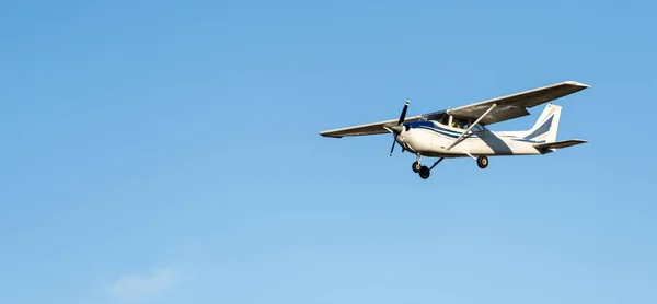 Små Vita Plan Med Blå Ränder Cessna Propeller Flyger Kvällen — Stockfoto