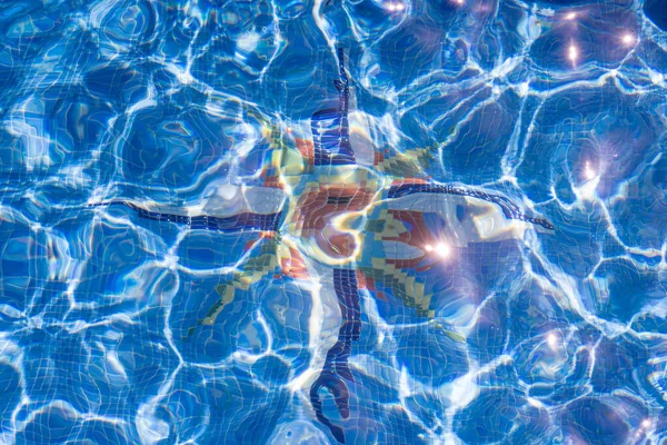 青いタイルと抽象的なカラフルな星を背景に スイミングプールの表面に夏の太陽から照明やグレア水の波紋 プールのクリスタルクリアときれいな水 — ストック写真